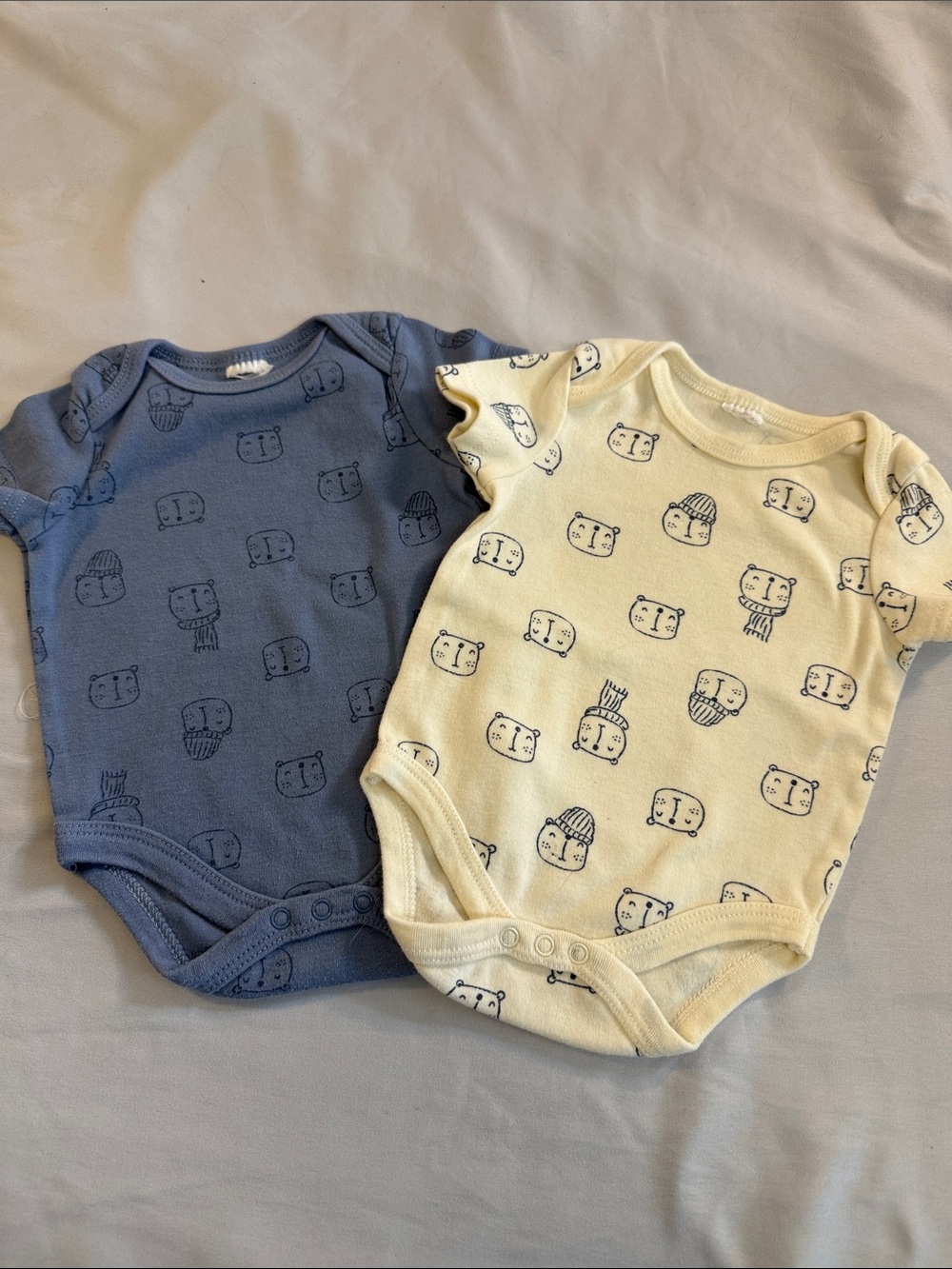 Newborn Soft Bear Print Short Sleeve Baby One-Piece Bodysuit in Blue and Cream